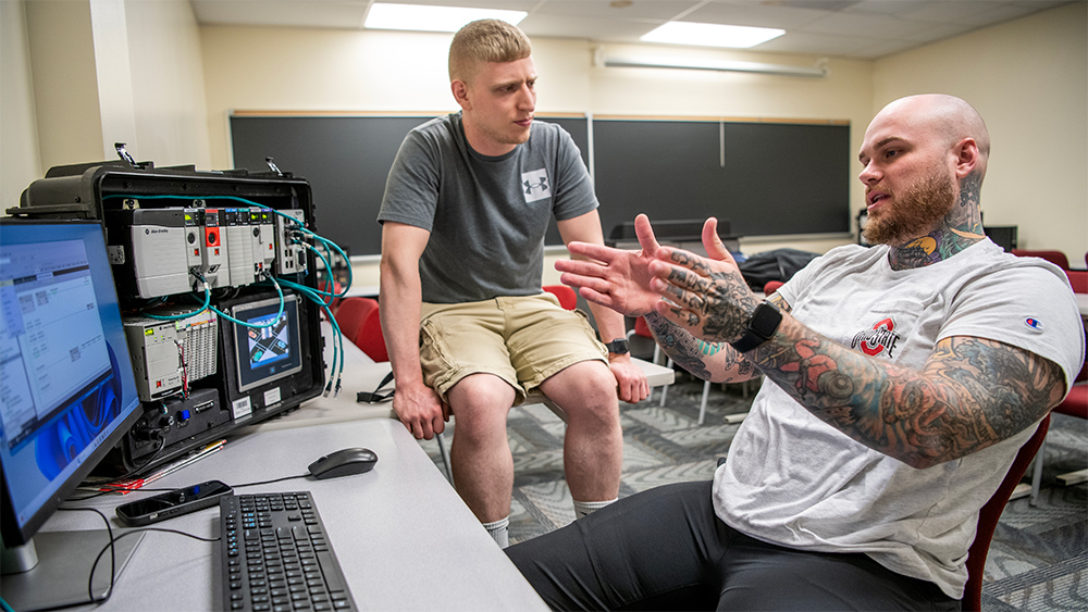 Zachary Ernest, a nontraditional student in the BSET program at Ohio State’s Mansfield campus, in the computer lab with fellow student Zachary Carroll (grey shirt)